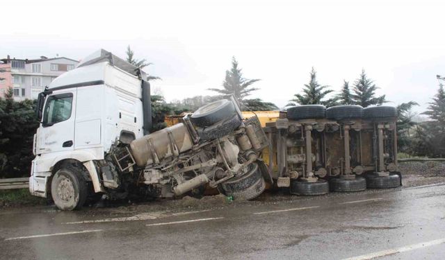 Çakıl yüklü kamyon devrildi, sürücü yara almadan kurtuldu