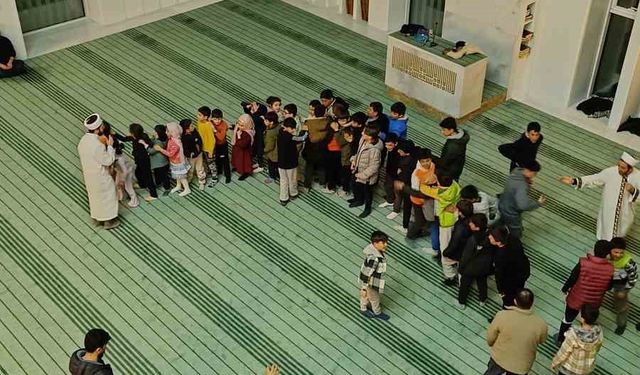 Camideki çocukların imam ile oyunu yürekleri ısıttı