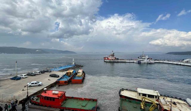 Çanakkale Boğazı sisin etkisini yitirmesiyle transit gemi geçişlerine açıldı