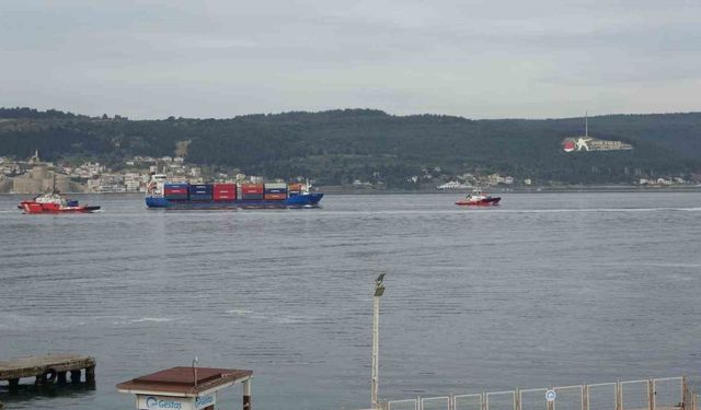 Çanakkale Boğazı’nda makine arızası yapan konteyner gemisi, yedeklenerek çekildi