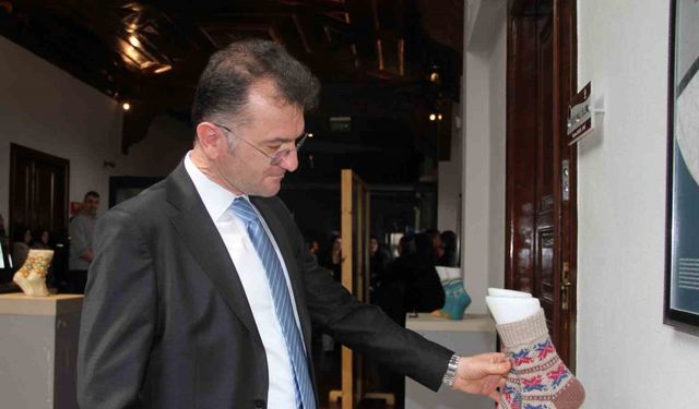 Çanakkale Savaşı ruhunu yaşatan geleneksel çoraplar vatandaşların beğenisine sunuldu