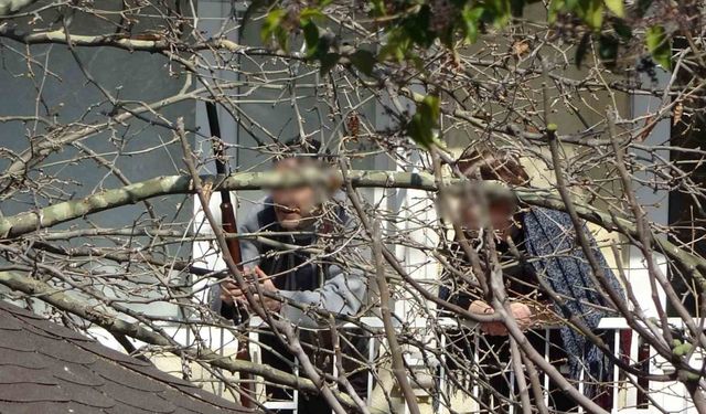 Çanakkale’de annesini rehin alıp, polisle çatışan şüphelinin tüfekle vurduğu kişi hayatını kaybetti