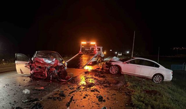 Çanakkale’de bayramın 2’nci günü feci kaza... İki otomobil kafa kafaya çarpıştı: 3 ölü, 1 yaralı
