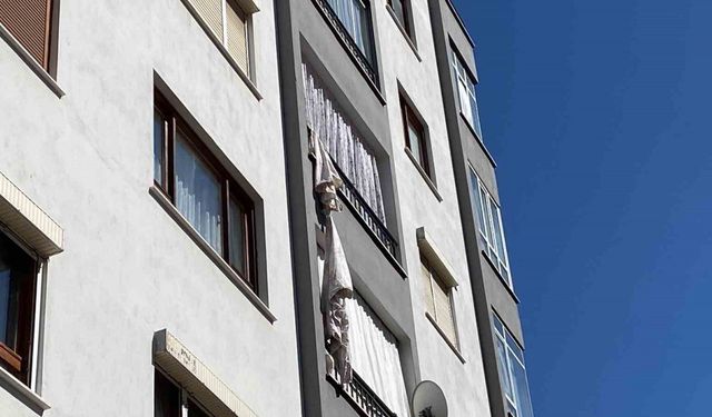 Çarşafları birbirine bağlayarak alt kata inmek isteyen genç kız 4. kattan düştü