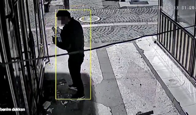 Çekirdek yiyerek, oturarak, gezinerek dinlene dinlene hırsızlık kamerada