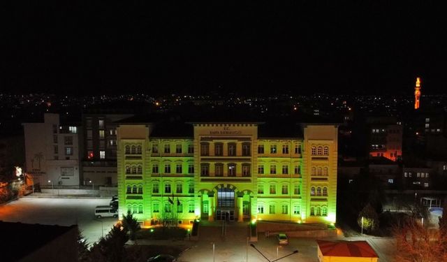 Cendere Köprüsü’nden sonra kaymakamlık binasında yeşile büründü