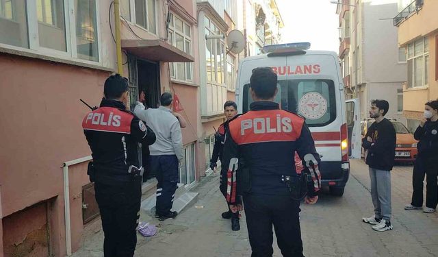 Çocuğunu okuldan almaya gitmeyince şüphelendiler, evinde ölü bulundu