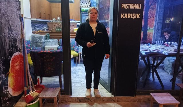 Çocuklarını okutmak için çaycılık yapıyor