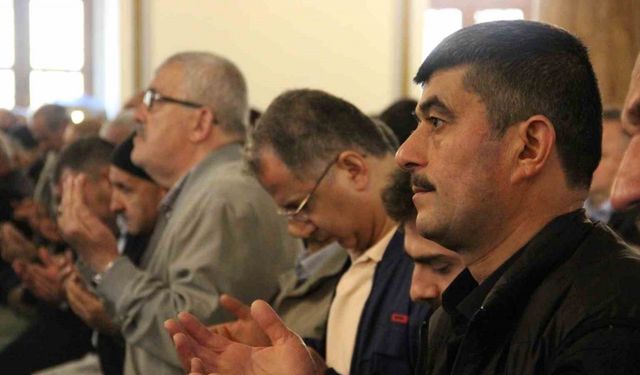 Çorum’da vatandaşlar bayram namazı için camilere akın etti