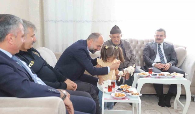 Çukurca’da şehit ailesine bayram ziyareti
