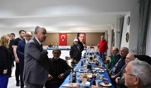 Denizli Valisi Coşkun huzurevi sakinleriyle iftar yaptı