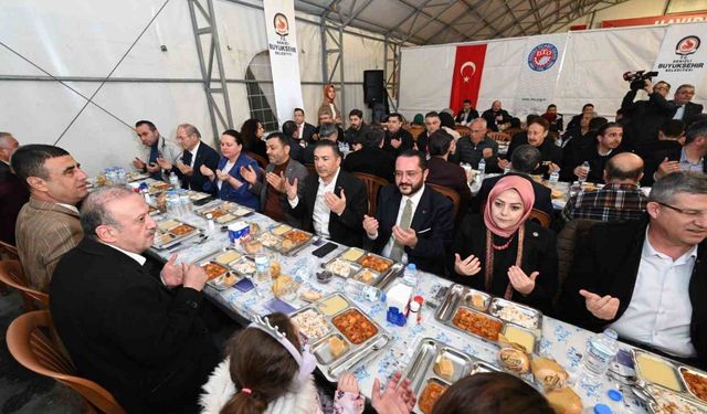 Denizli’de gelenek bozulmadı; ilk iftar yemeği DTO tarafından verildi