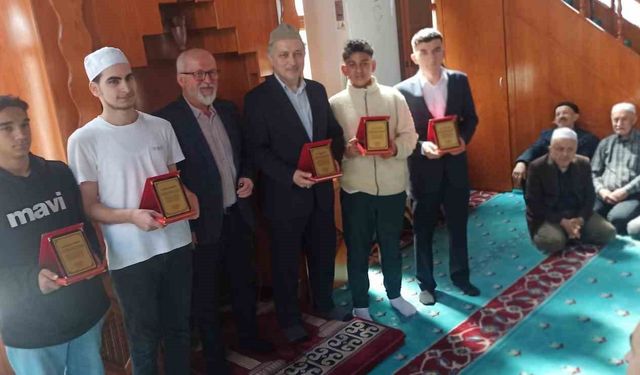Devrek’te İlçe müftüsü ve hafız öğrencilere teşekkür plaketi takdim edildi