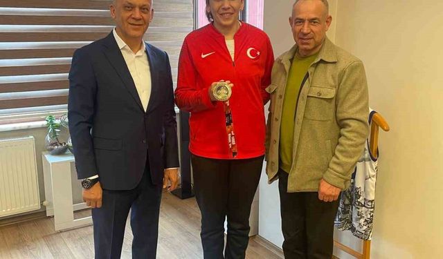 Dünya üçüncüsü boksörden iş insanı Özçelik’e teşekkür ziyareti