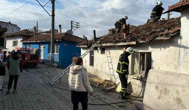 Edirne’de tek katlı evin bacasında yangın: 2 kişi dumandan etkilendi