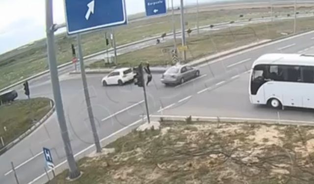 Edirne’de Yunan sürücünün motosiklete çarptığı kaza kamerada