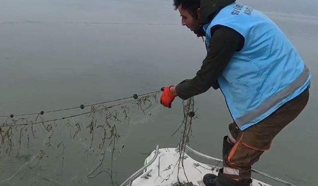 Eğirdir Gölü’nde 500 metrelik kaçak ağ ele geçirildi