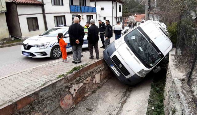 El frenini çekmeyi unuttu, öğrenci servisi kanala düştü
