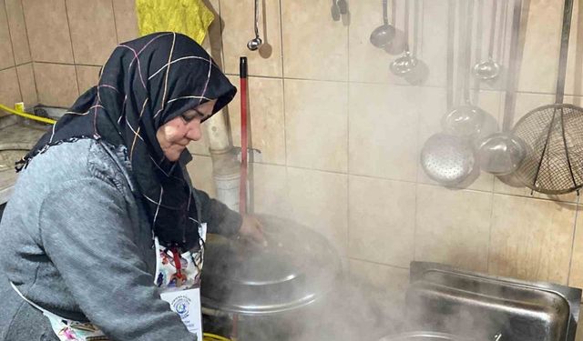 Emekli öğretmen elleri yana yana muhtaçlara gönüllü aşçılık yapıyor