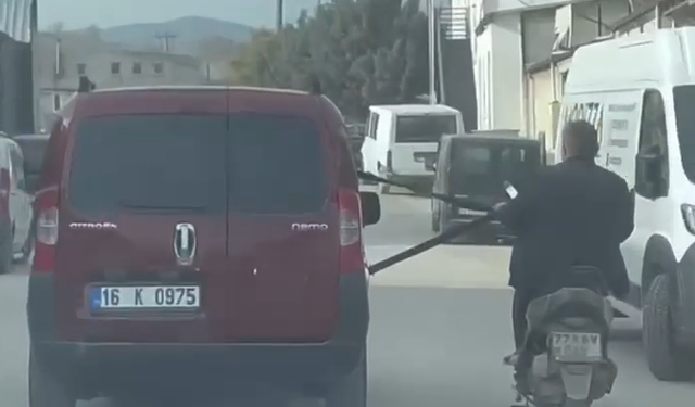 Emniyet kemerine tutunarak motosiklet çektiler