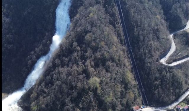 Giresun’da HES tahliyesiyle oluşan yapay şelale görsel şölen sunuyor