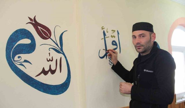 Görev yaptığı camiyi hat sanatıyla nakış nakış süsledi