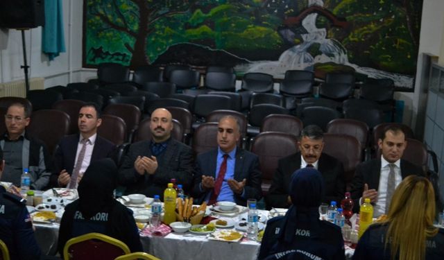 Hakkari Valisi Ali Çelik, cezaevi personeli ile iftar programında buluştu