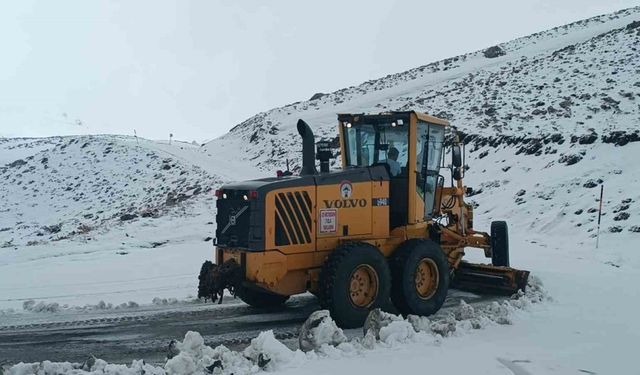 Hakkari’de kardan kapanan kayak merkezi yolu açıldı