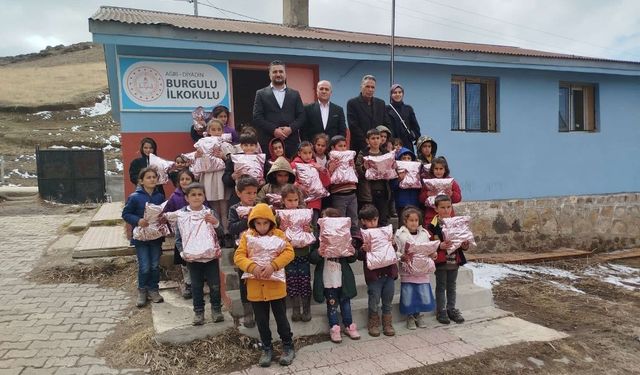 Hayırsever vatandaşlardan öğrencilere bayram hediyesi