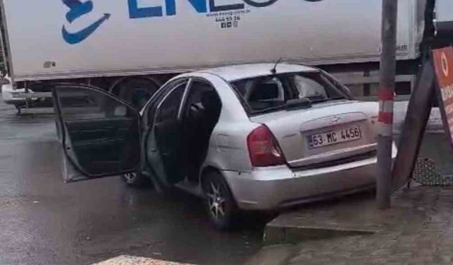 Hilvan’da otomobil tıra çarptı: 1 yaralı