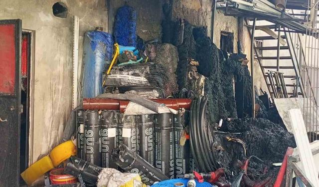 Hırdavat dükkanında çıkan yangın itfaiye ekiplerince söndürüldü
