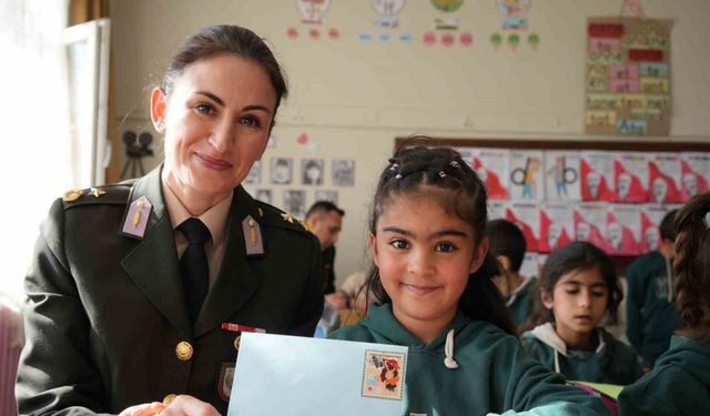 Iğdır’da minikler ilk mektuplarını Mehmetçiğe yazdı