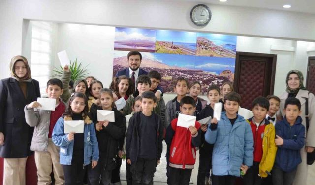 İlkokul öğrencilerinden kaymakam ve belediye başkanına ziyaret