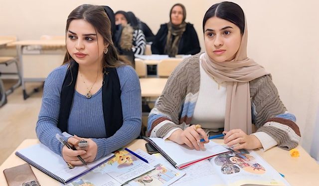 Irak ve İran’dan gelenler Yüksekova’da okuma yazma öğreniyor