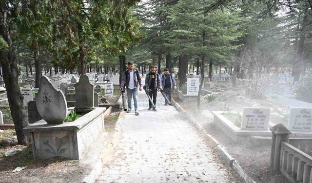 Isparta Belediyesi’nden mezarlıklarda bayram temizliği