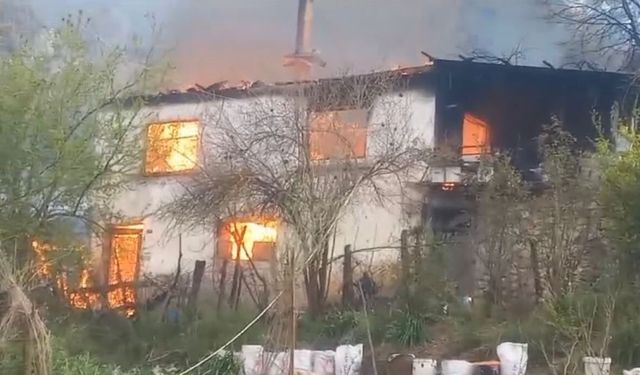 Isparta’da 2 katlı ev yangında küle döndü