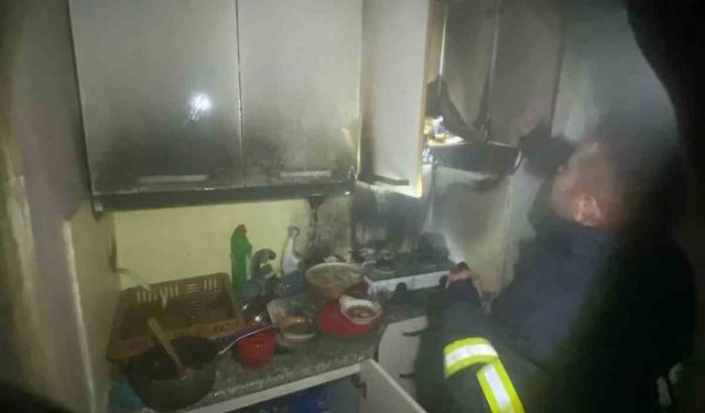 Isparta’da çıkan yangında dairenin mutfağı küle döndü