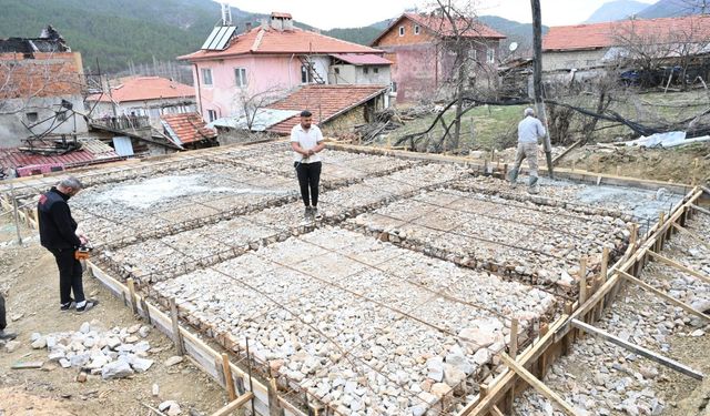Isparta’da evi tamamen yanan aileye yeni bir yuva için belediye harekete geçti