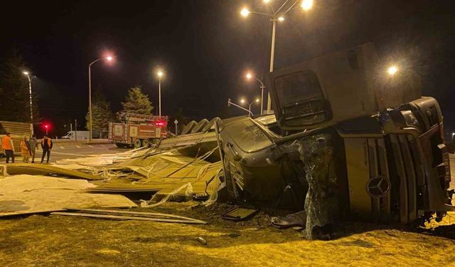 Isparta’da refüje devrilen tırın sürücüsü ağır yaralandı