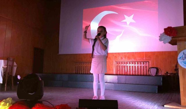 İstiklal Marşı’nı ezbere okuyan küçük Zeynep’in performansı duygulandırdı