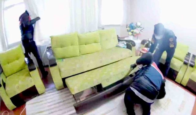 Jandarma evin her köşesini didik didik etti, nakit para ve yüzlerce uyuşturucu hap buldu