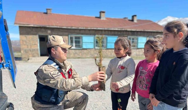 Jandarma ve öğrencilerden fidan dikme etkinliği