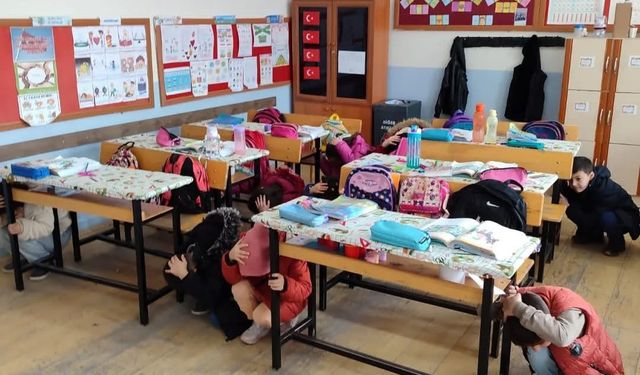 Karapınar’da ilkokul öğrencileri deprem tatbikatı gerçekleştirdi