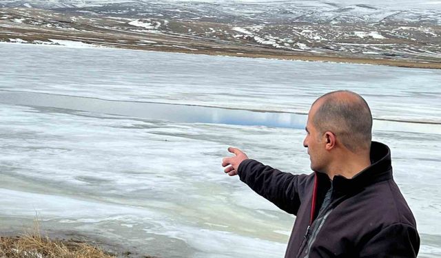 Kars Çıldır Gölü’ndeki buzlar çözülmeye başladı