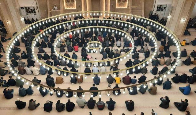 Kars’ta bayram namazında camilere akın