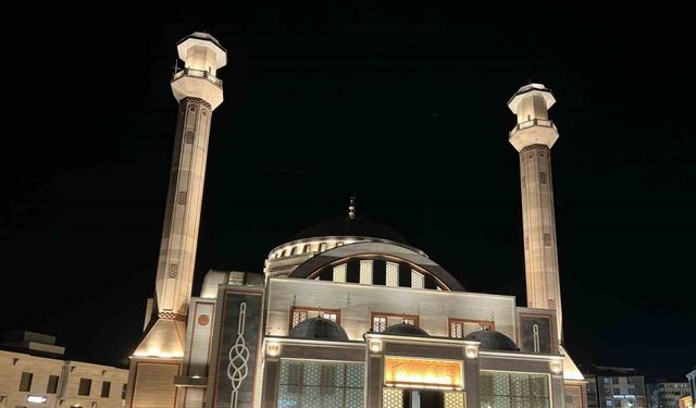 Kars’ta Kadir Gecesi’nde camiler doldu taştı