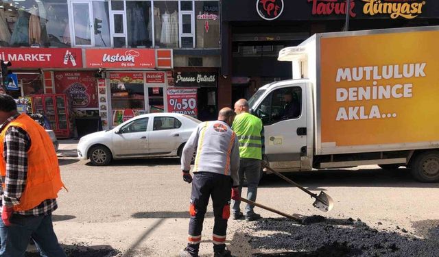 Kars’ta karayolları ekiplerinden asfalt yama çalışması