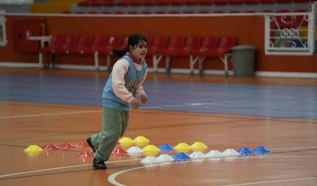 Kars’ta kız çocukları futbol oynayacak