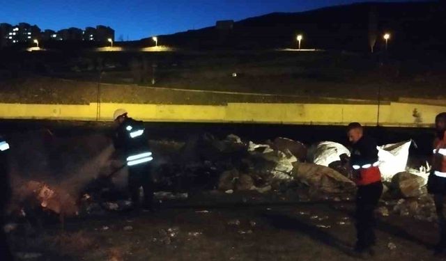 Kars’ta seyir halindeki kamyonette yangın