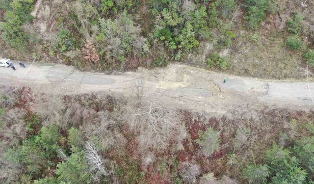 Kastamonu’da heyelan sebebiyle yol göçtü, köylerin birbirine olan bağlantısı kesildi